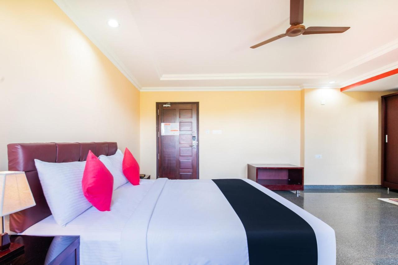 Capital O 22439 Ratna Forever Hotel Karkal Exterior photo