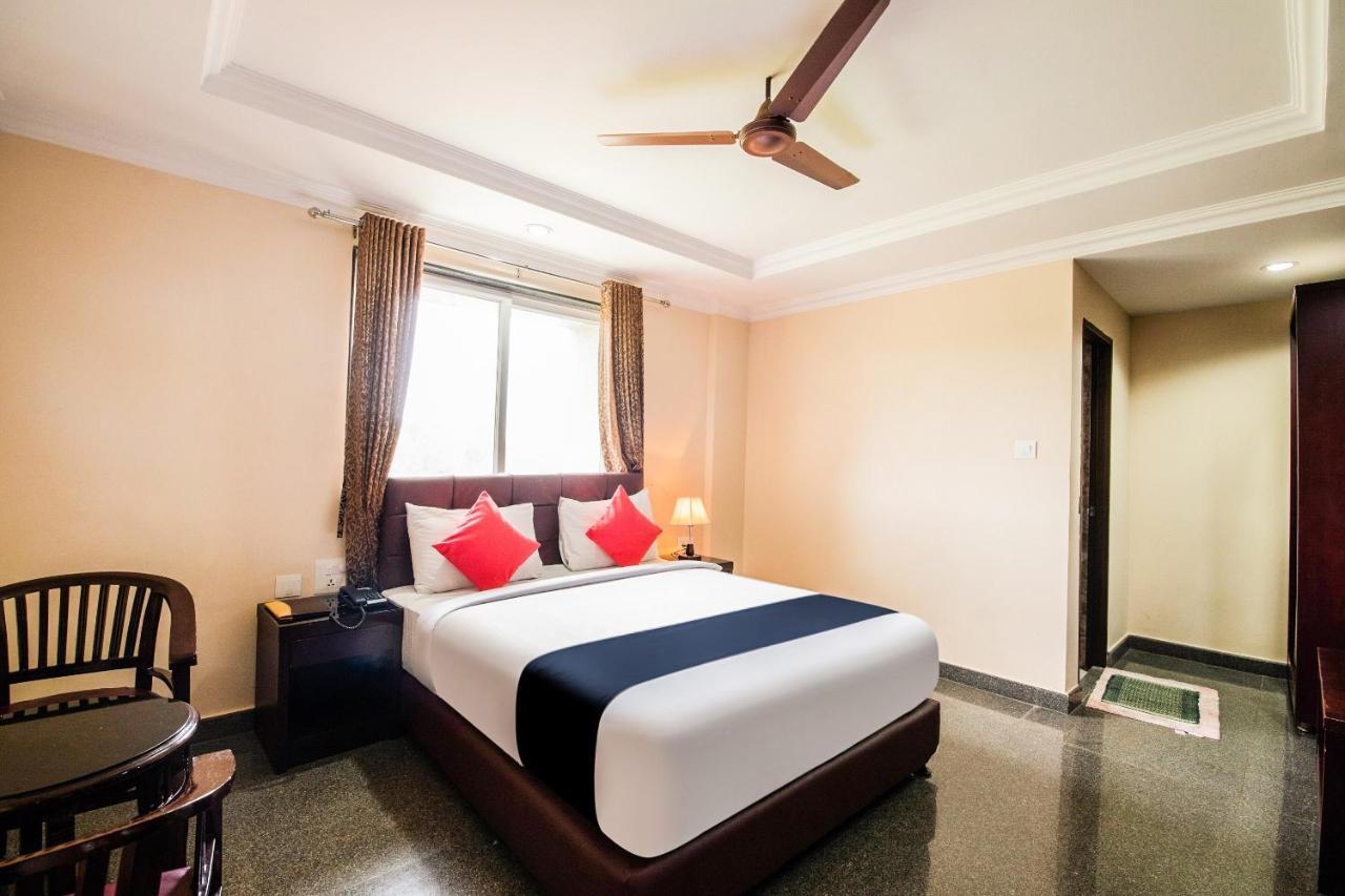 Capital O 22439 Ratna Forever Hotel Karkal Exterior photo